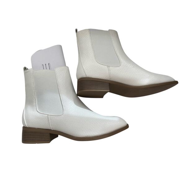 Shoe Dazzle NWT Women's 9.5 Vernetta-E SD White Faux Leather Booties 90's Retro - Picture 1 of 13